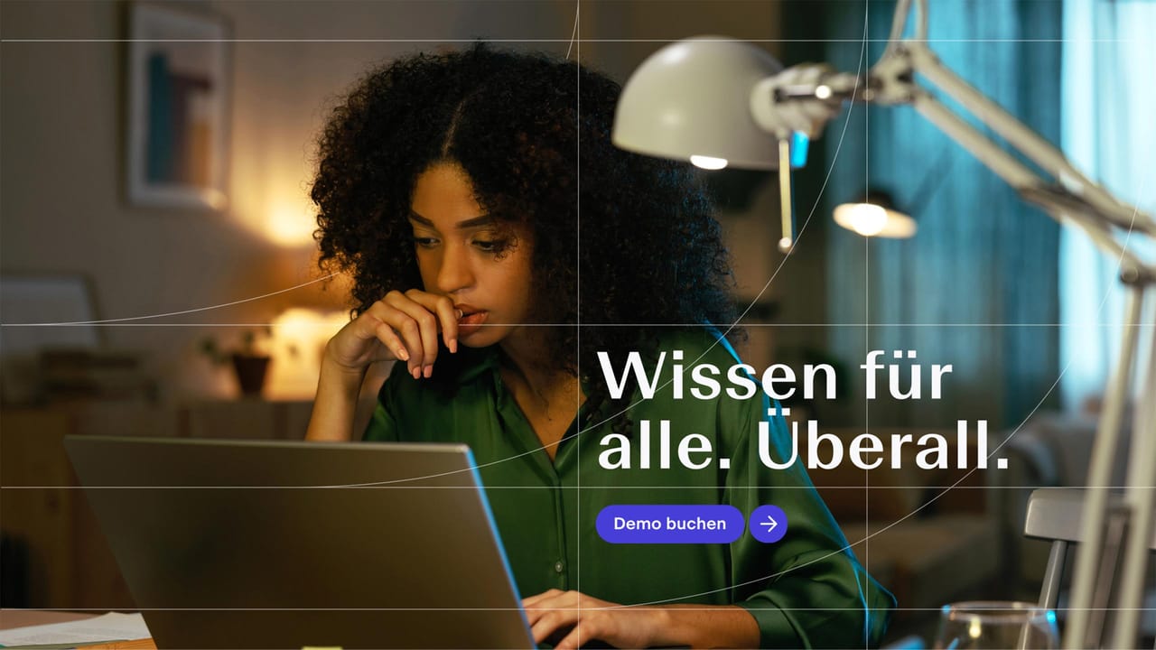 Website header with the claim “Wissen für alle. Überall.” and a “Demo buchen” button over the evening photo