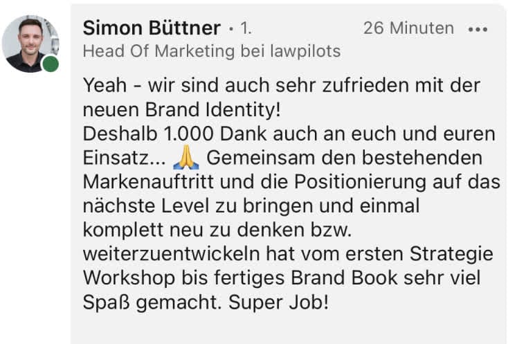 Post über zufriedene Markenidentität und Zusammenarbeit.