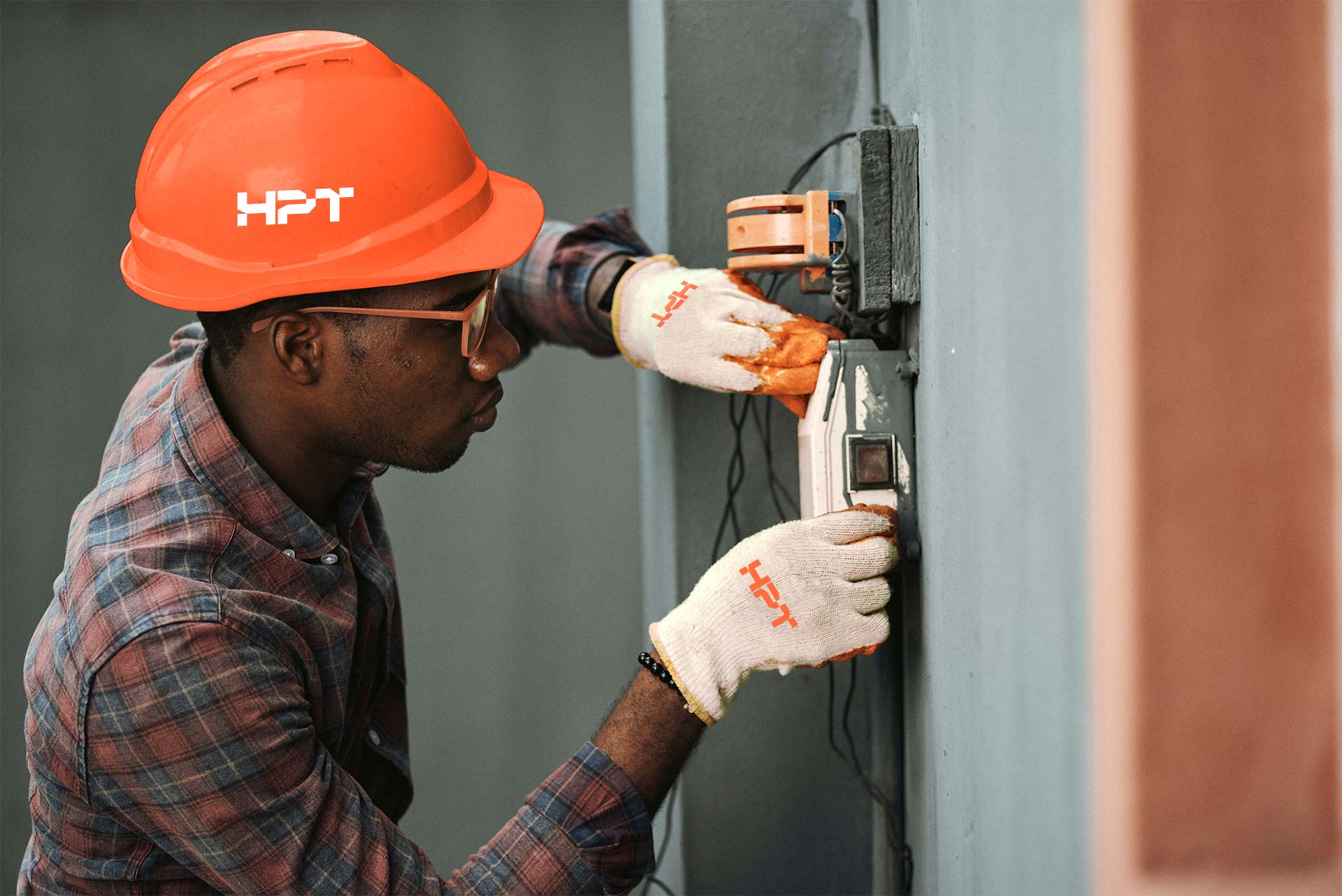 HPT-Mitarbeiter trägt Helm mit HPT-Logo