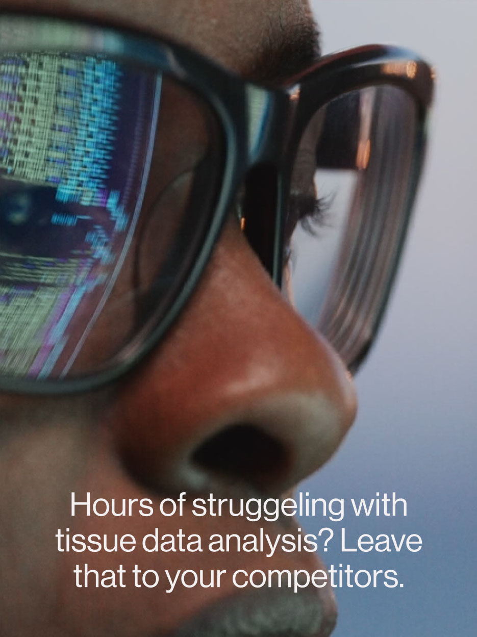 Person analysiert Daten auf Computerbildschirm durch Brille.